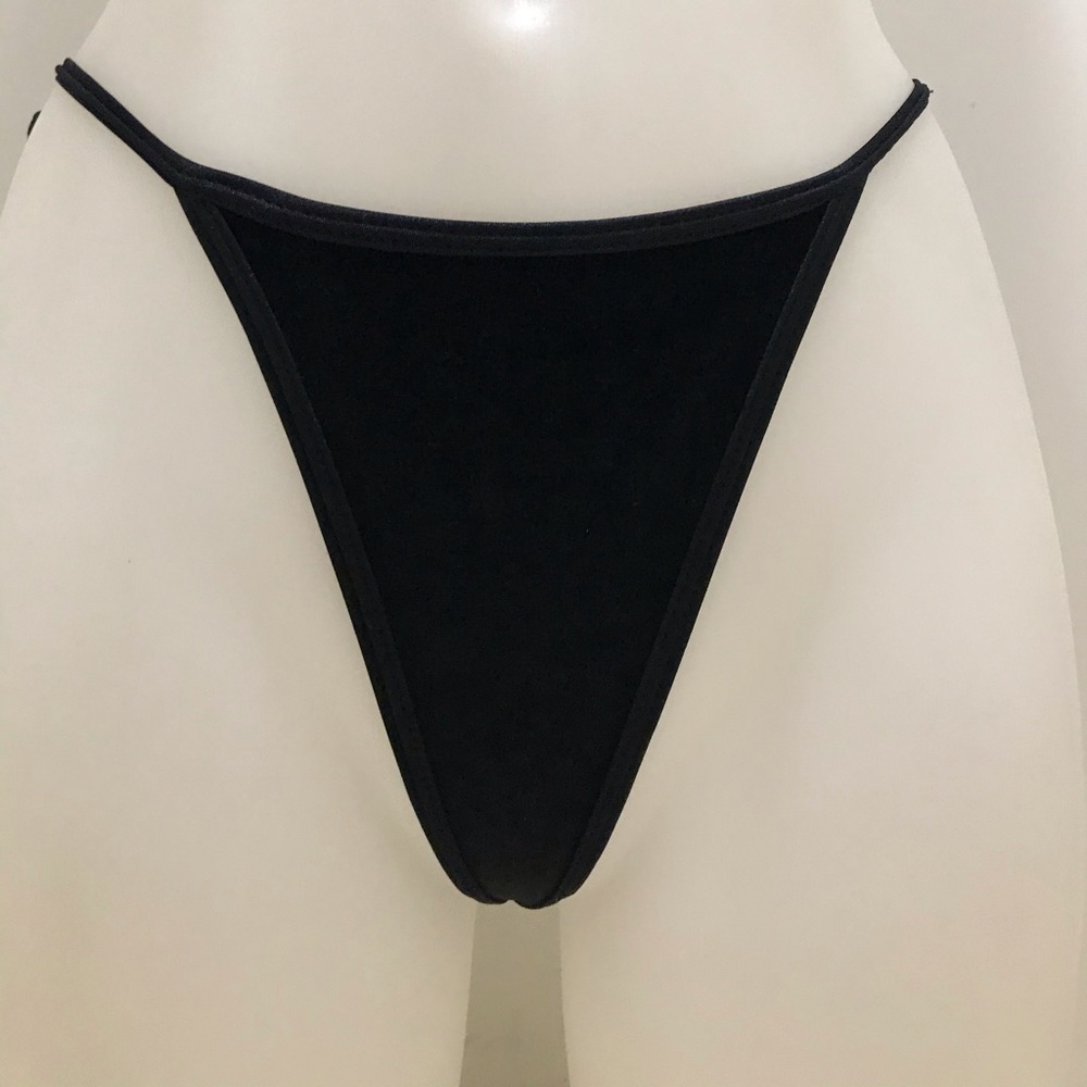 Bikinis - Picture 5 of 6